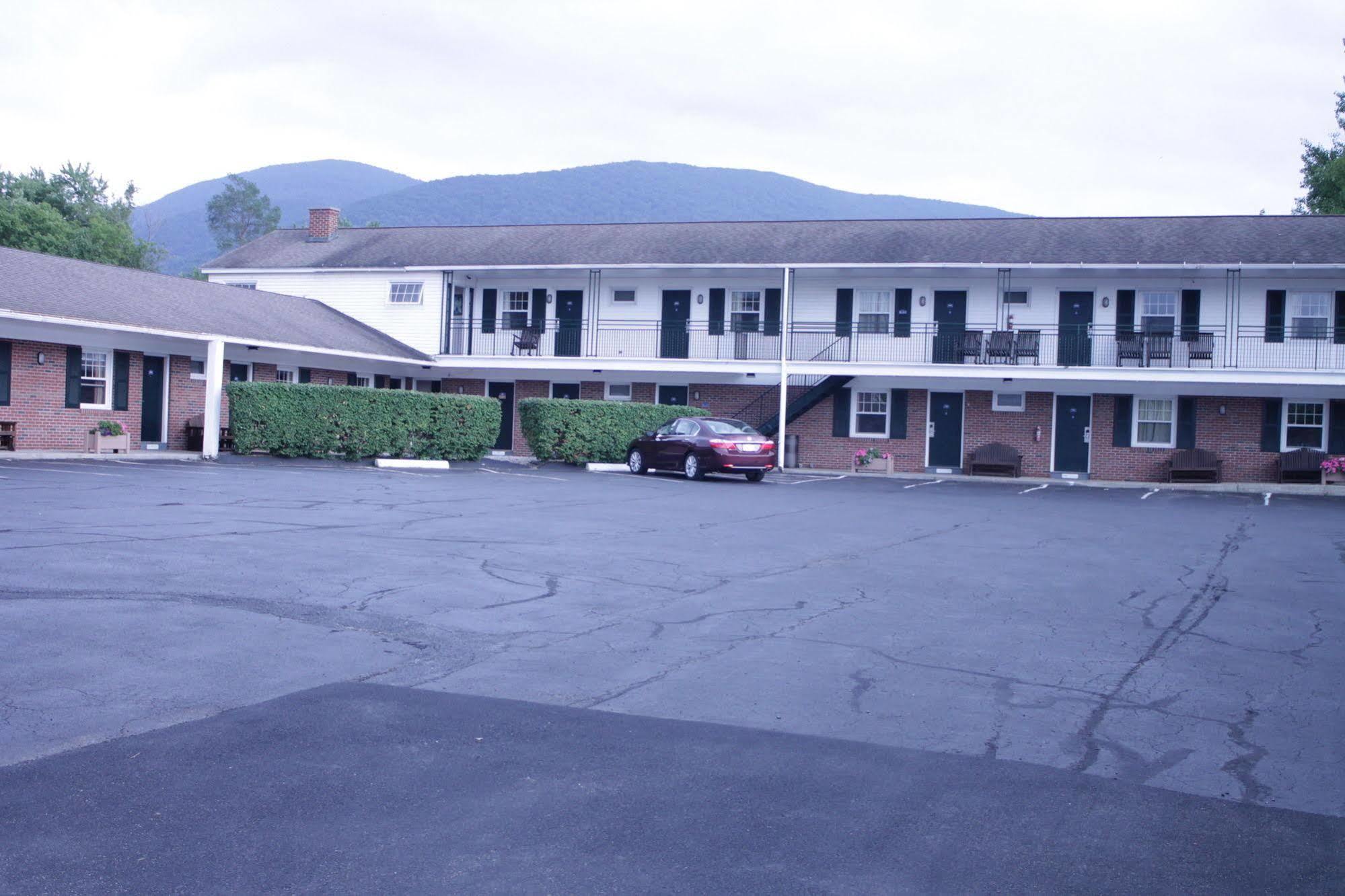 Howard Johnson By Wyndham Williamstown Exterior foto